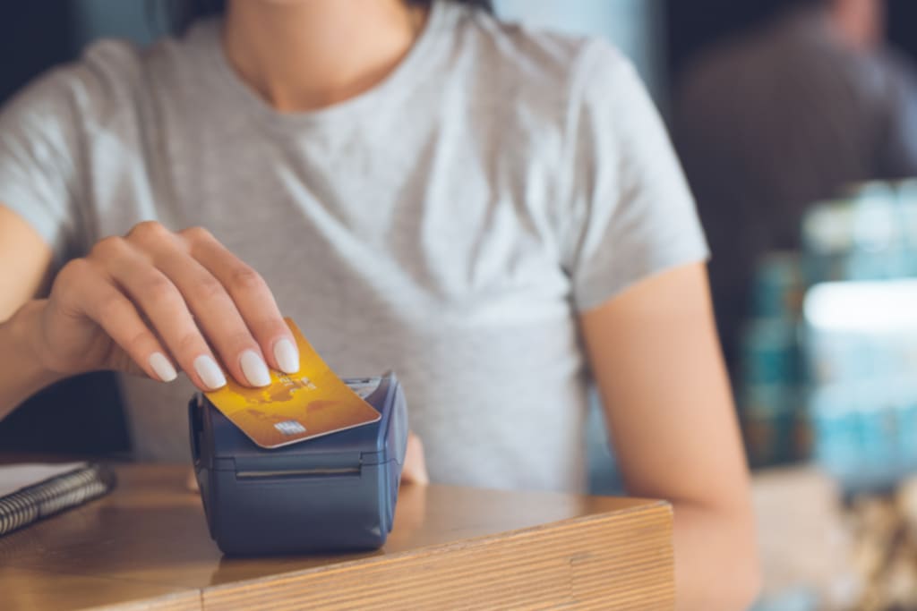 На какие виды карт Совкомбанка начисляется кешбэк