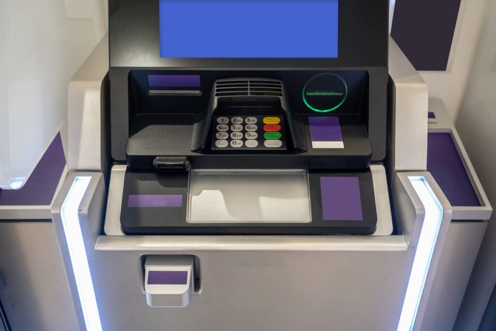 Изображение банкомата или терминала, используемого для перевода средств