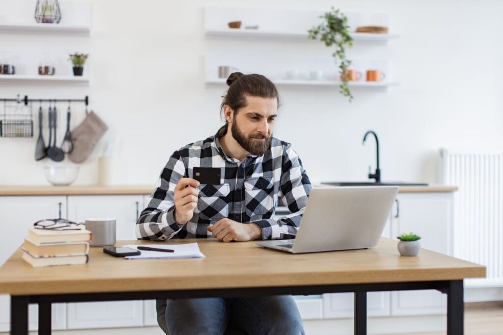 Человек подает заявку на самозапрет кредитов через портал «Госуслуг» на ноутбуке