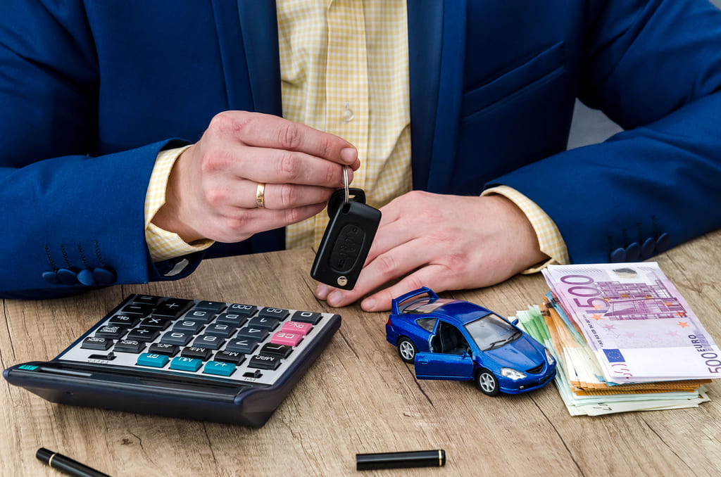 Продажи новых автомобилей в апреле выросли на 28% к марту