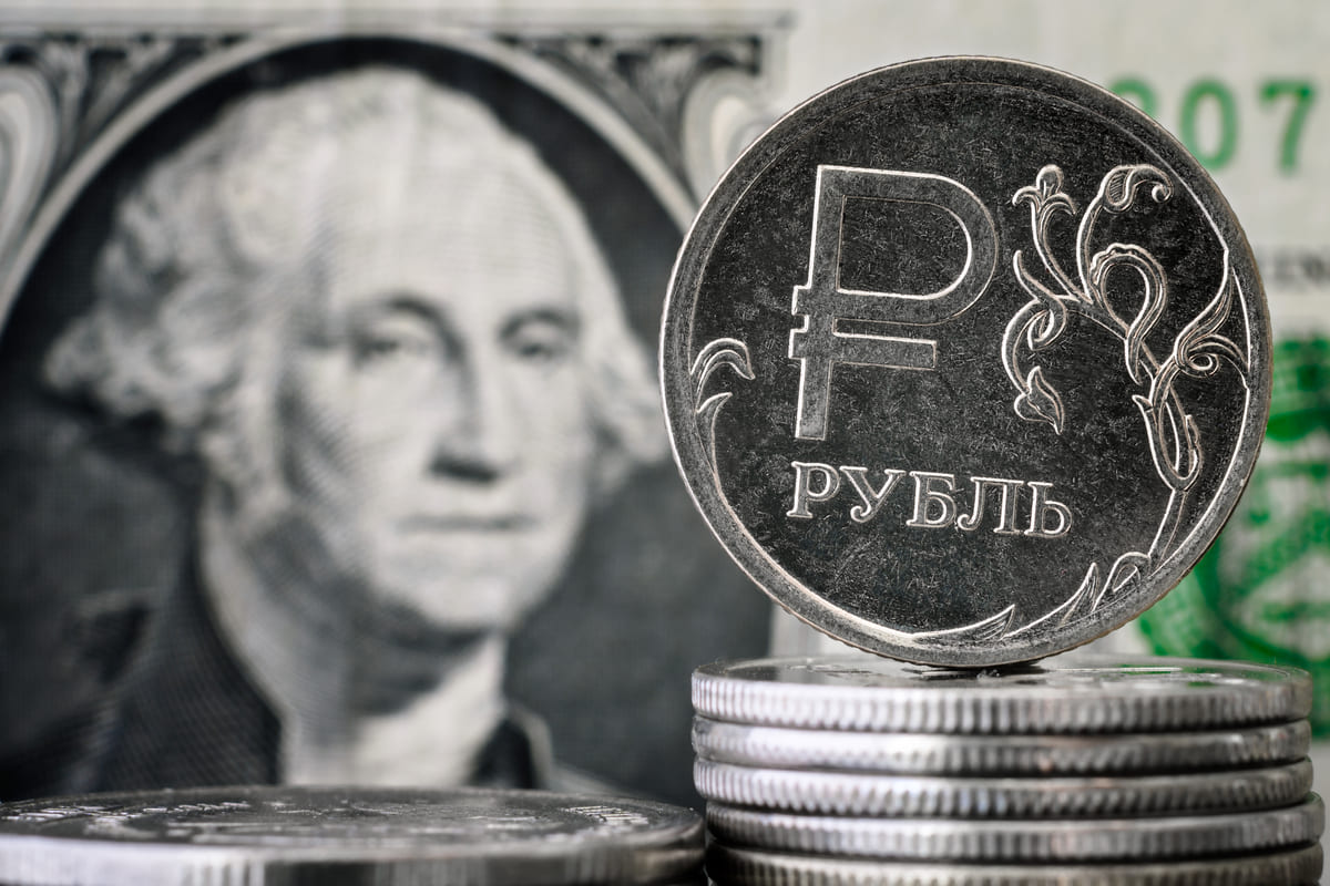 Минфин РФ с 13 мая вернется к покупке валюты и золота по бюджетному правилу