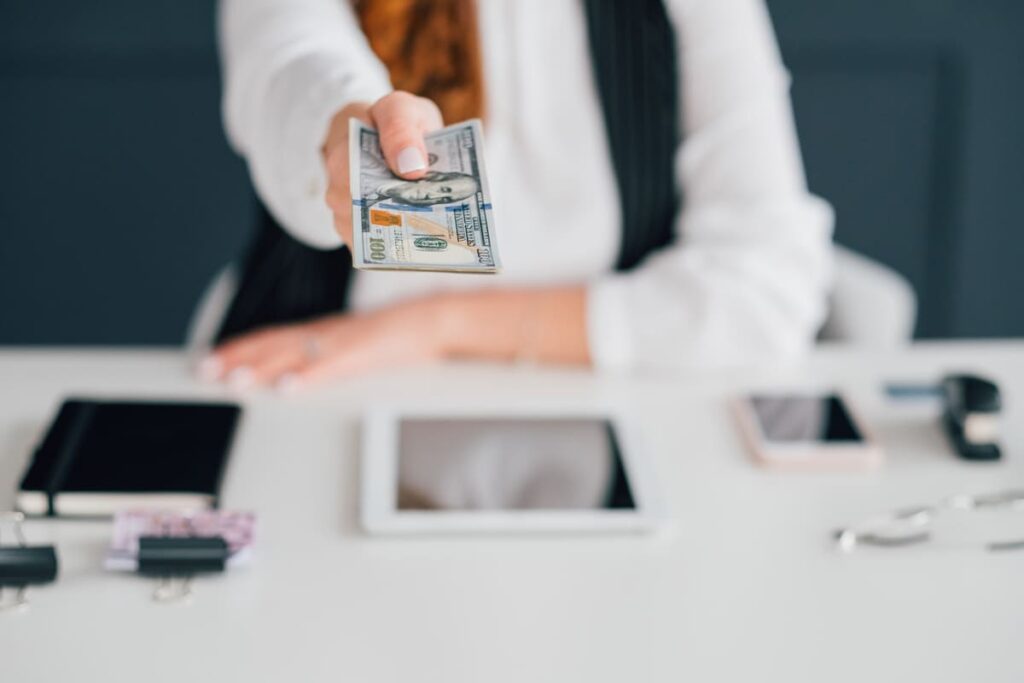 банковская организация выдаёт наличные средства под займ клиенту