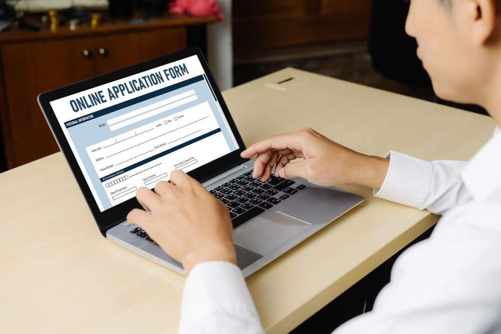 человек заполняет форму на ноутбуке