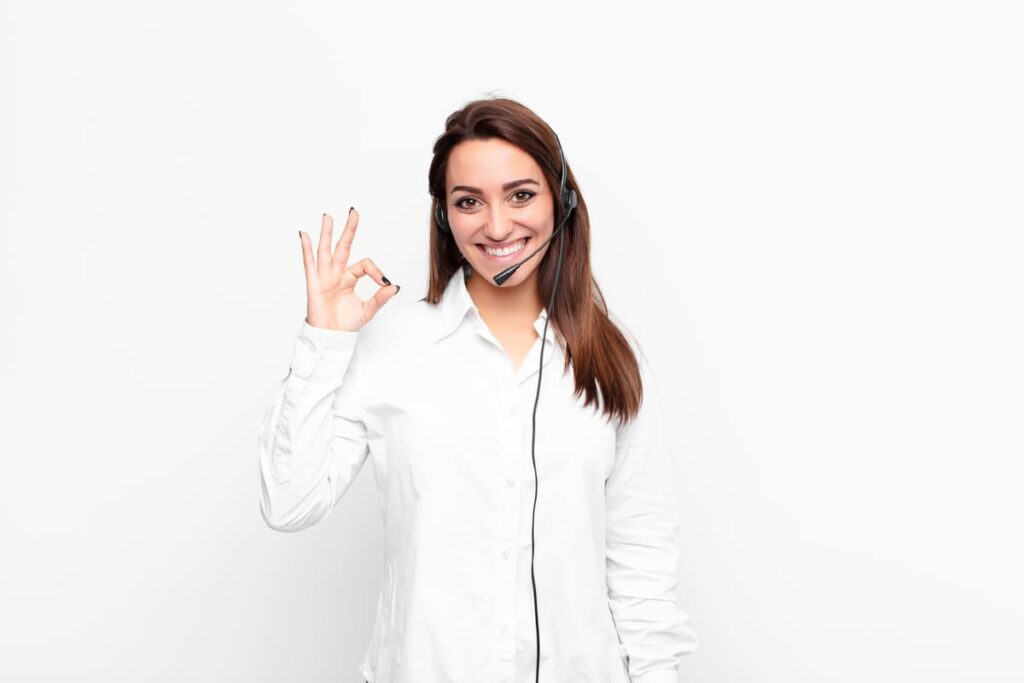 Девушка с наушниками показывает “ок”