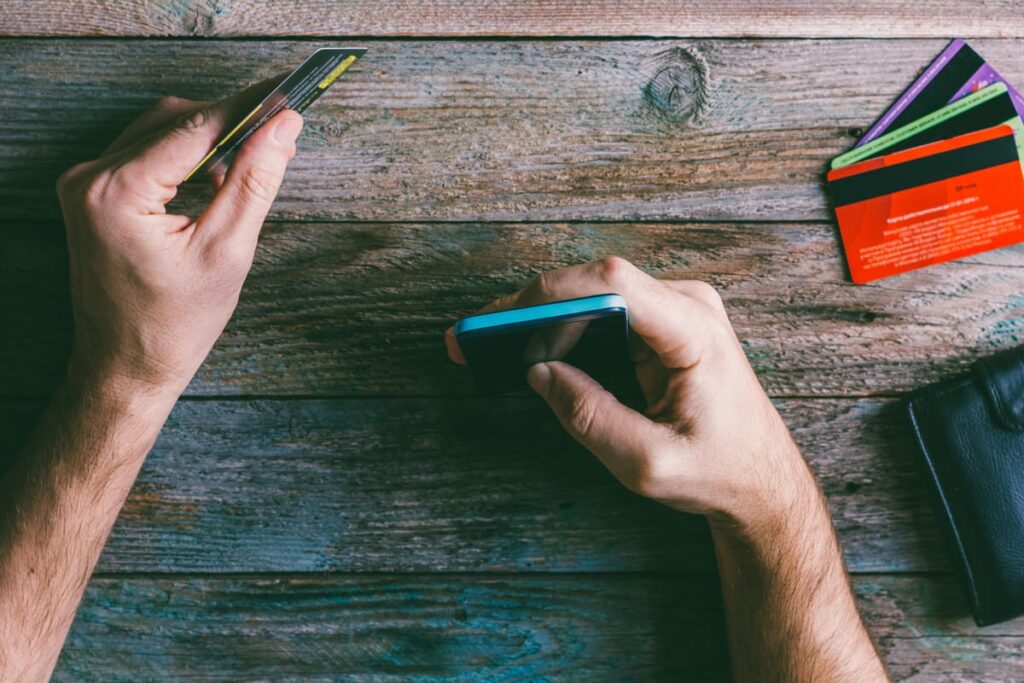 Если вы не пользуетесь дебетовой картой, закройте ненужный счет. Так вы сможете сэкономить на оплате комиссии