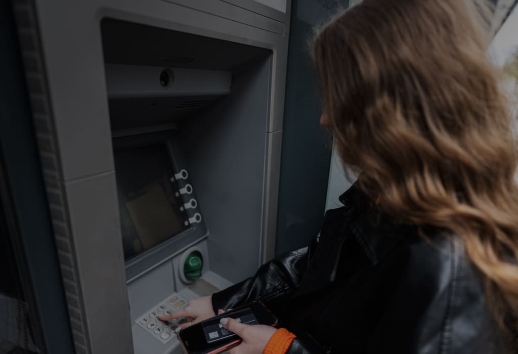 молодая женщина вставляет кредитную карту