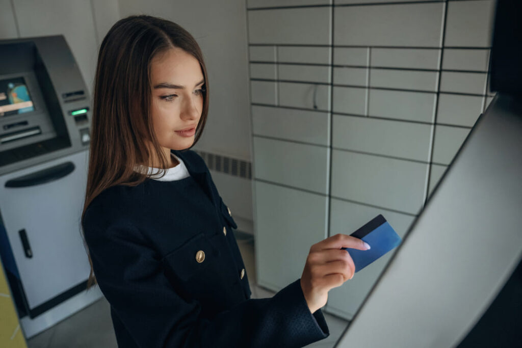 Перед закрытием карты проверьте баланс и при необходимости снимите с нее деньги