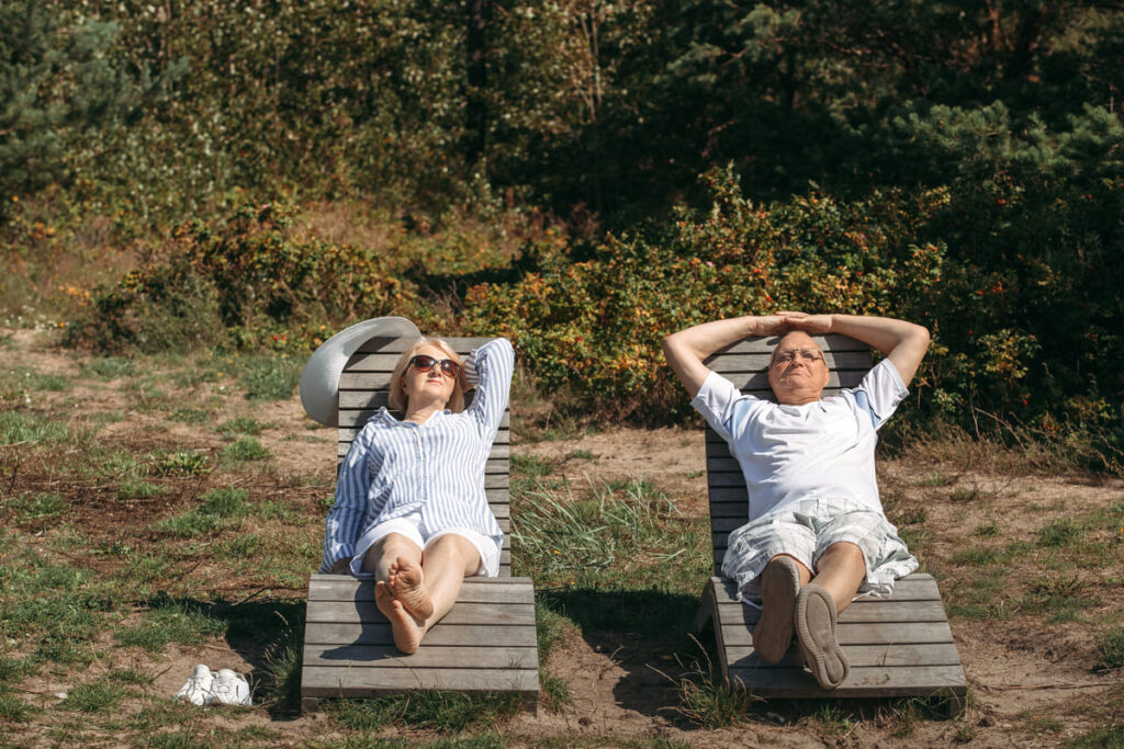 Пожилые люди на прогулке – символ комфортной старости при поддержке ПФР и накоплений