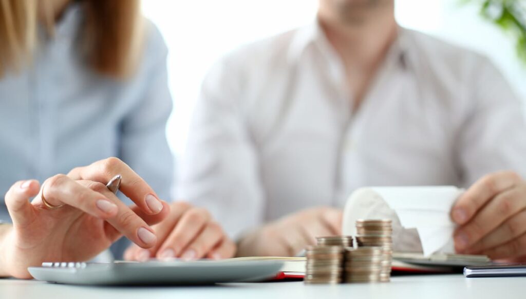 семейная пара подсчитывает кредитные деньги, которые им выдал банк 