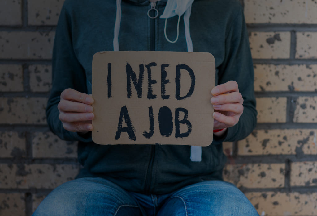 человек держит табличку