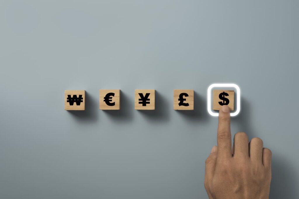 человек выбирает валюту