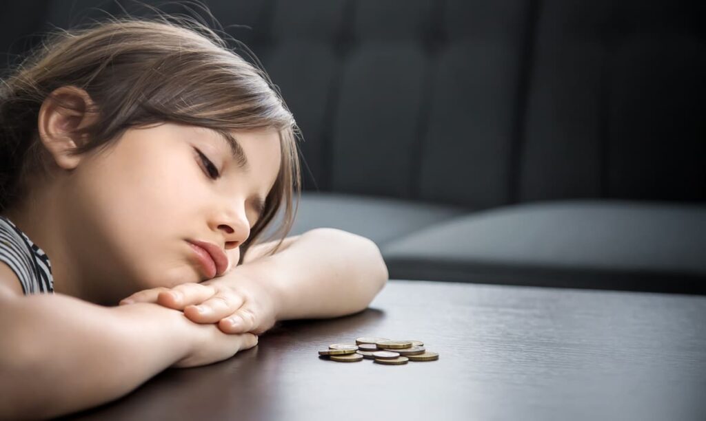 девочка грустит над мелочью
