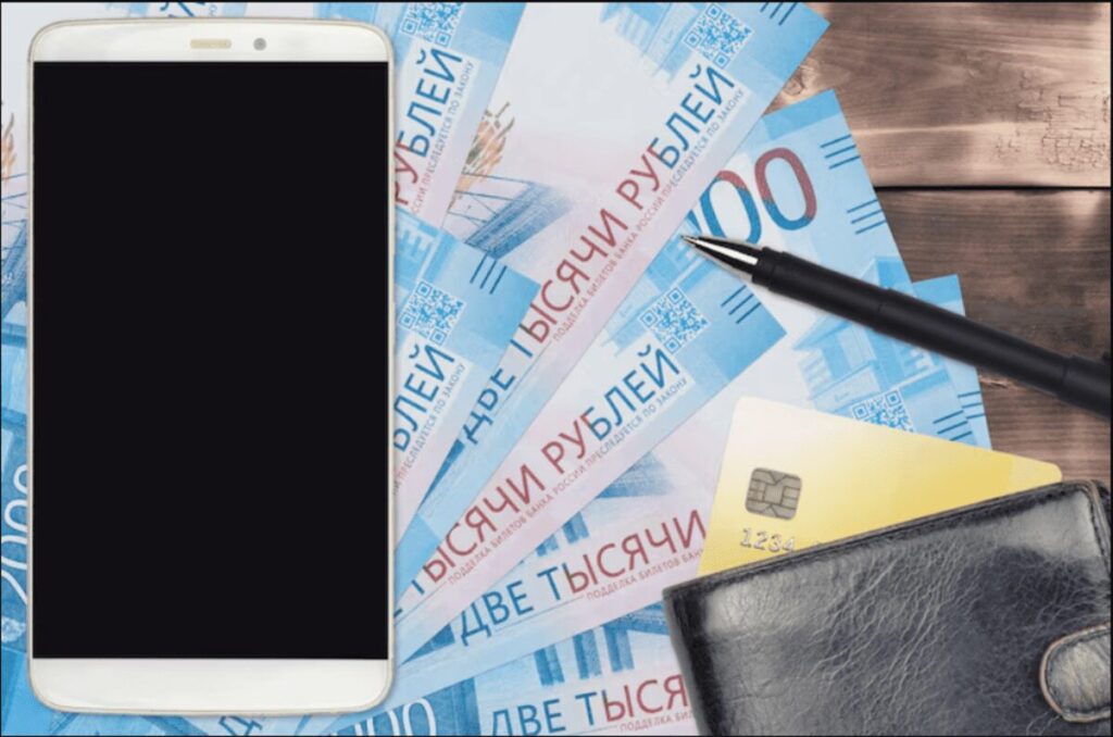 Калькулятор, наличные и банковская карта – символ расчета вложений для стабильного пассивного дохода