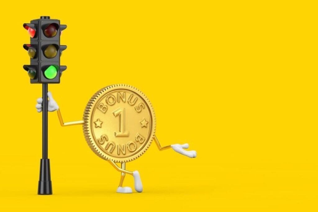 Монета рядом со светофором – символ перераспределения штрафов за нарушения ПДД 