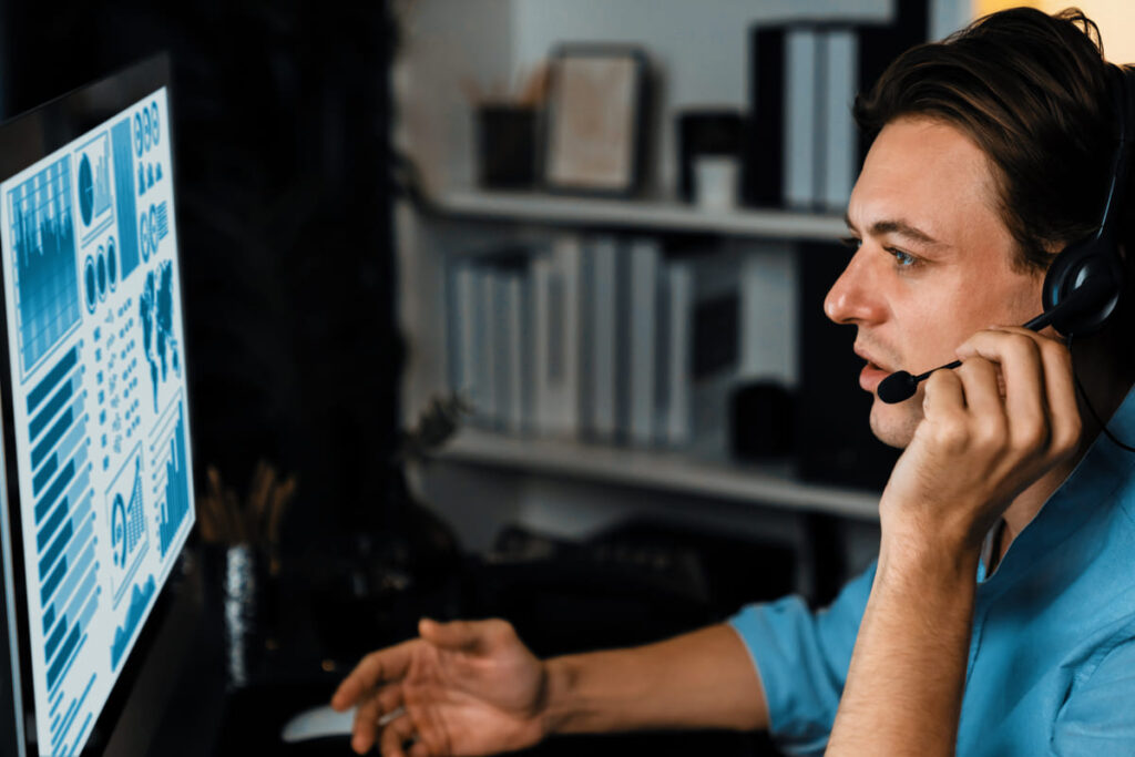 Мужчина оператор объясняет по телефону