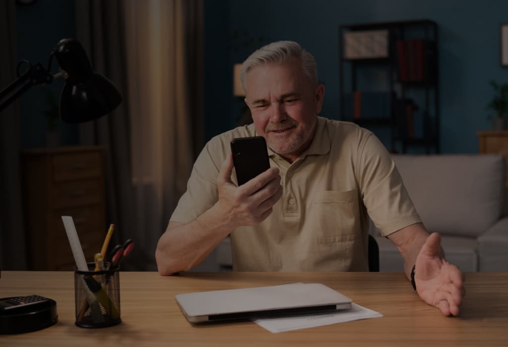 Пенсионер использует личный кабинет ПФР для планирования пенсионных накоплений