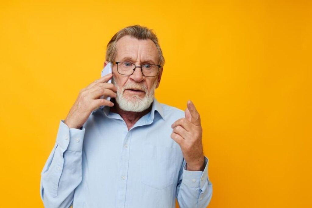 Пенсионер звонит в службу поддержки НПФ для решения проблем с доступом