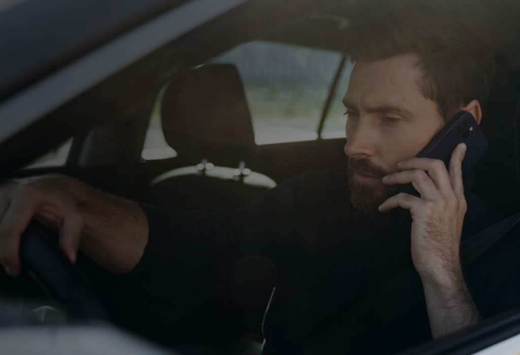 Водитель управляет автомобилем, держа в руке смартфон – нарушение ПДД, связанное с использованием мобильного телефона за рулем