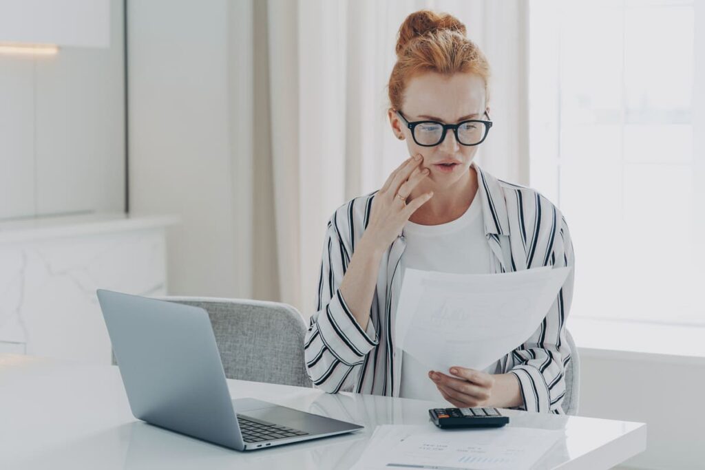 женщина изучает условия кредитования в 2025 году