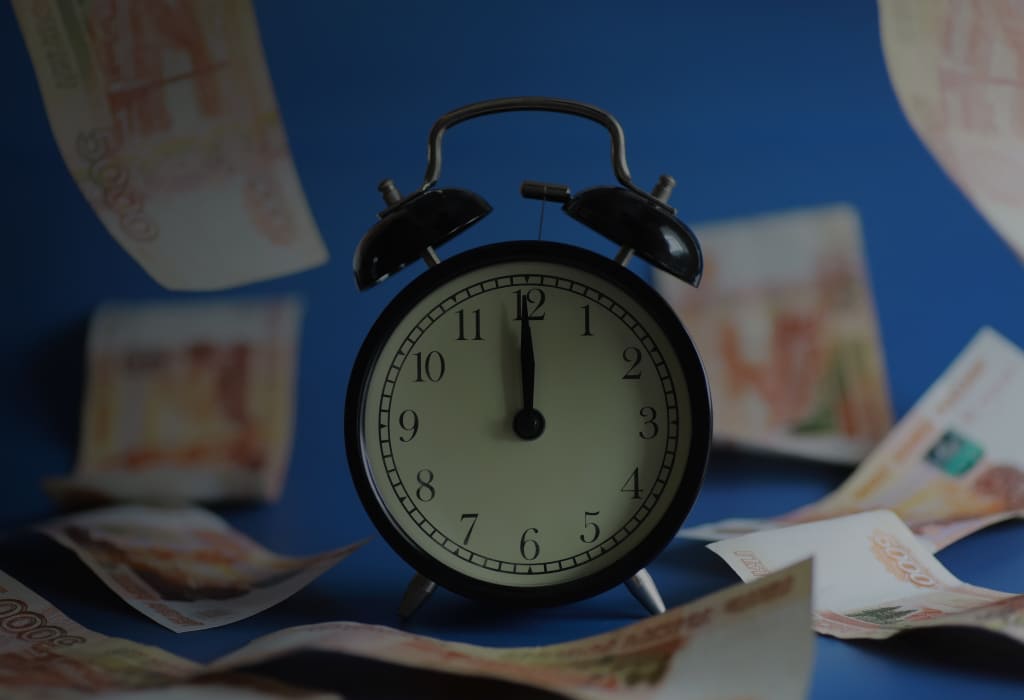 часы с падающими деньгами