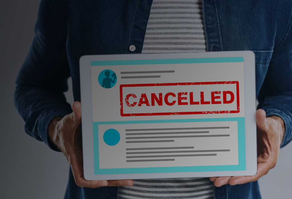 человек держит планшет с надписью «отменено»