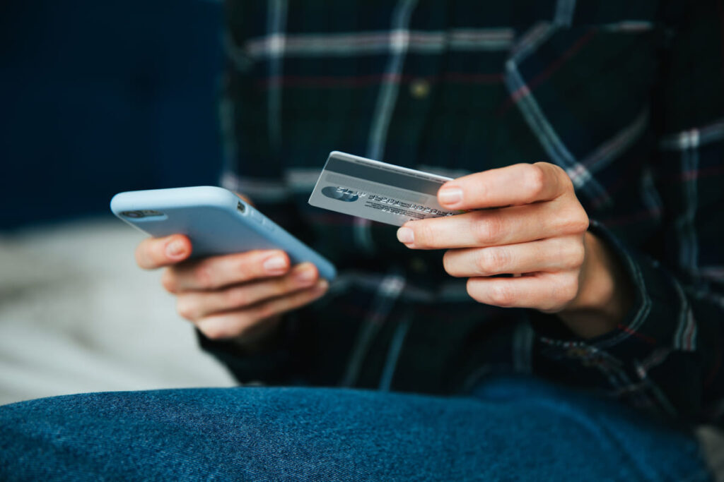 человек держит телефон и карту