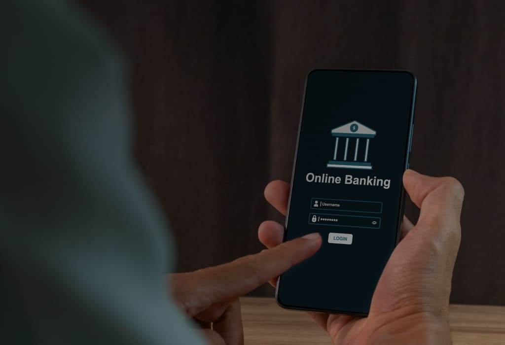 человек держит телефон с мобильным банком