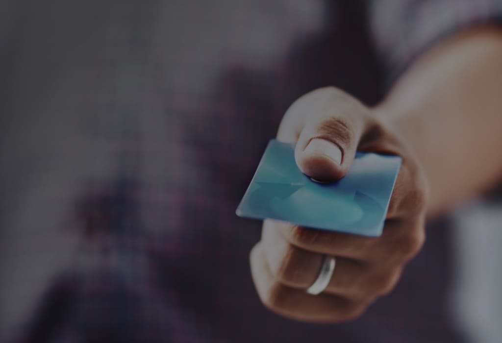 человек держит карту