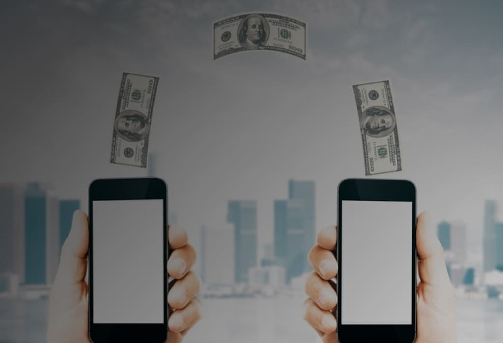 Два человека делают мгновенный перевод через СБП в Тинькофф