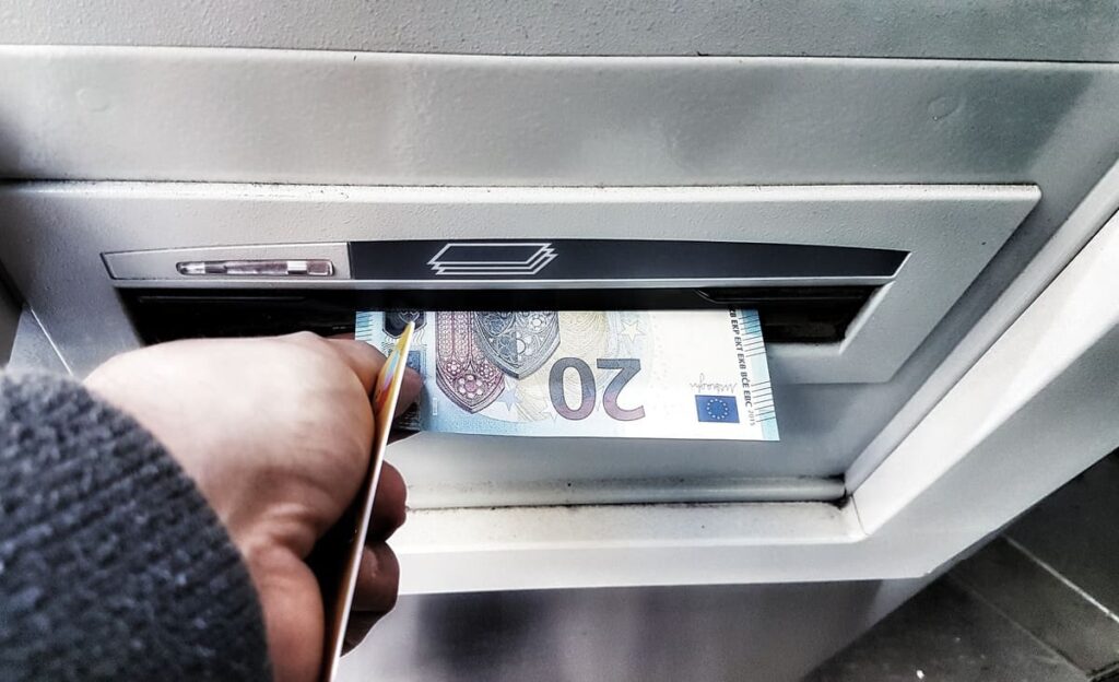 из банкомата забирают купюру