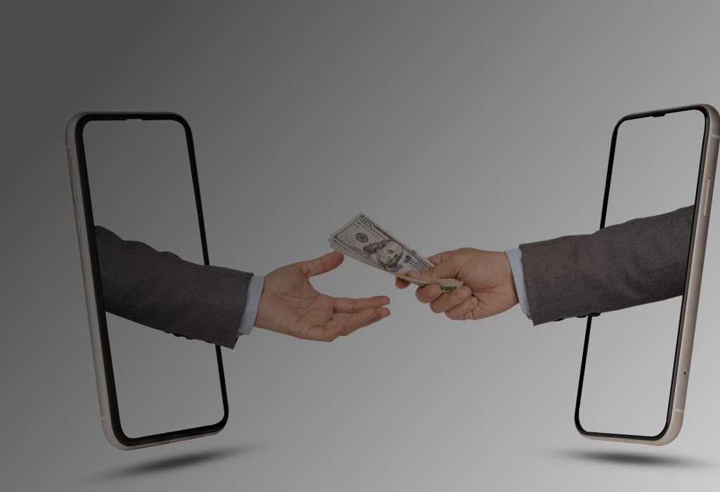 из телефонов тянутся руки с деньгами