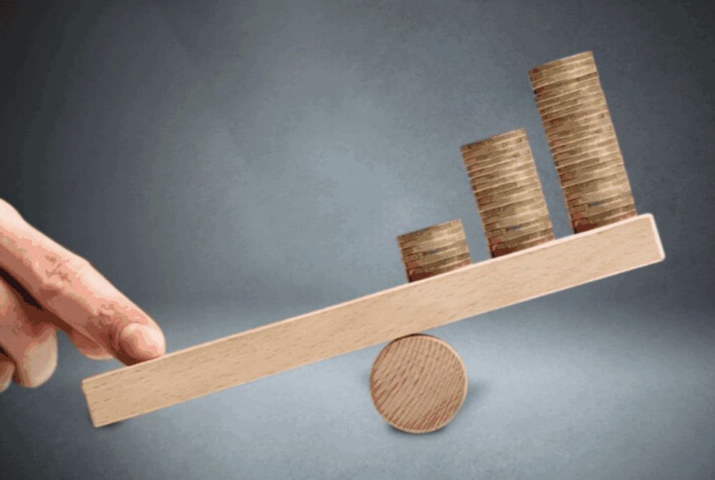 Качели с монетами, символизирующие сравнение и выбор выгодных условий по вкладам Локо-Банка