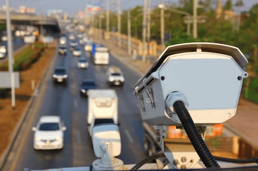 Камера фиксации скорости – символ контроля за превышением скорости