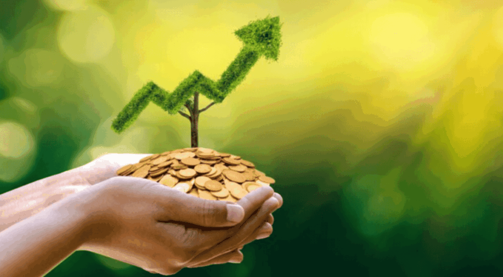 Рука держит монеты на фоне растущего графика, символизируя рост доходности и выгодные условия накоплений в Локо-Банке 