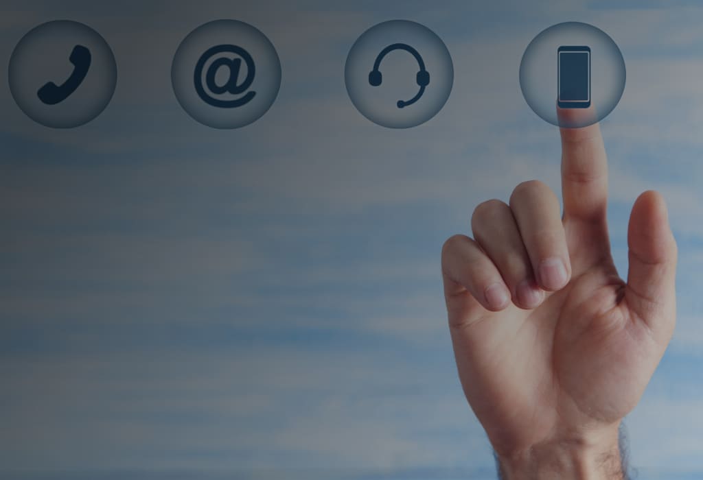 Схематичное изображение телефонов горячей линии Свой Банк и иконок разных способов связи