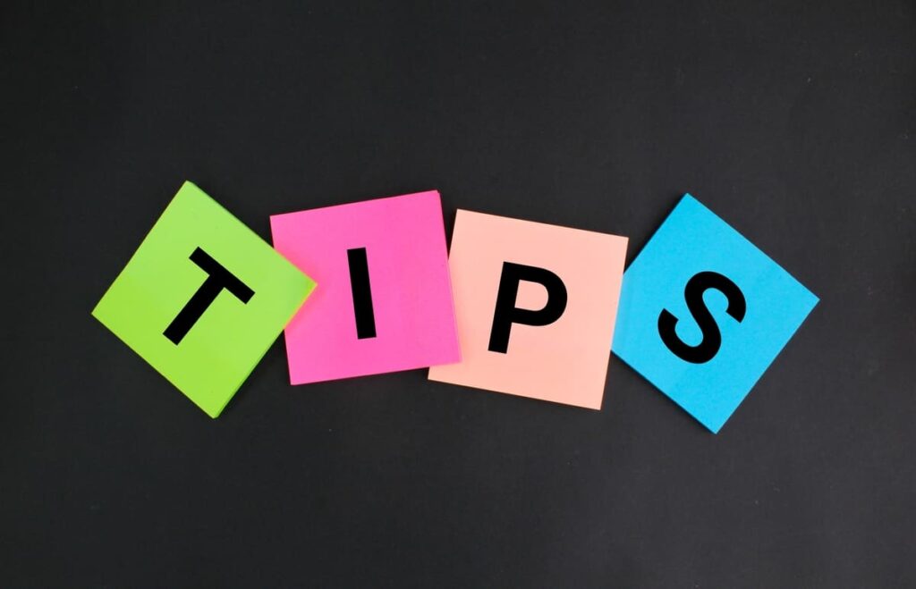 стикерами выложена надпись «подсказки»