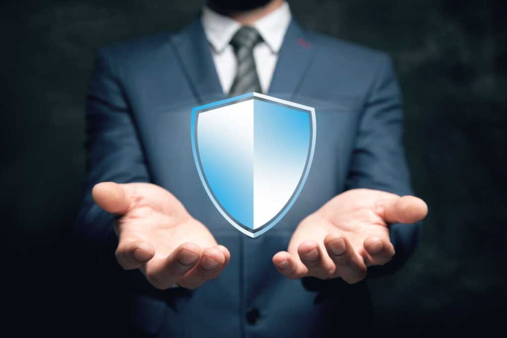 человек держит в руках щит