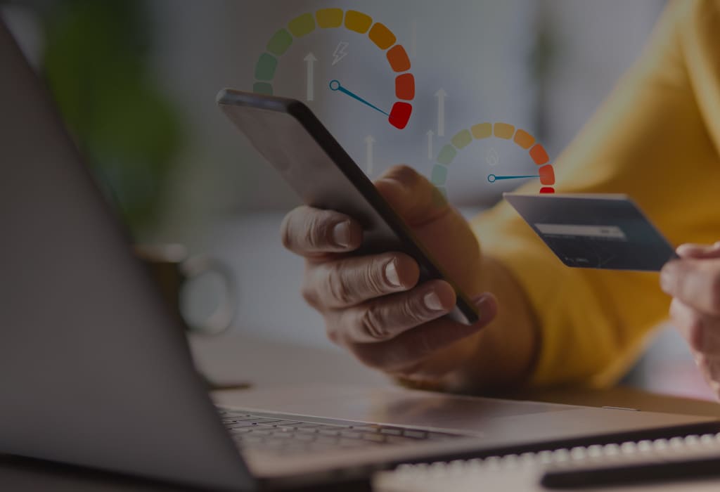 человек держит телефон и карту с обозначением высокой скорости