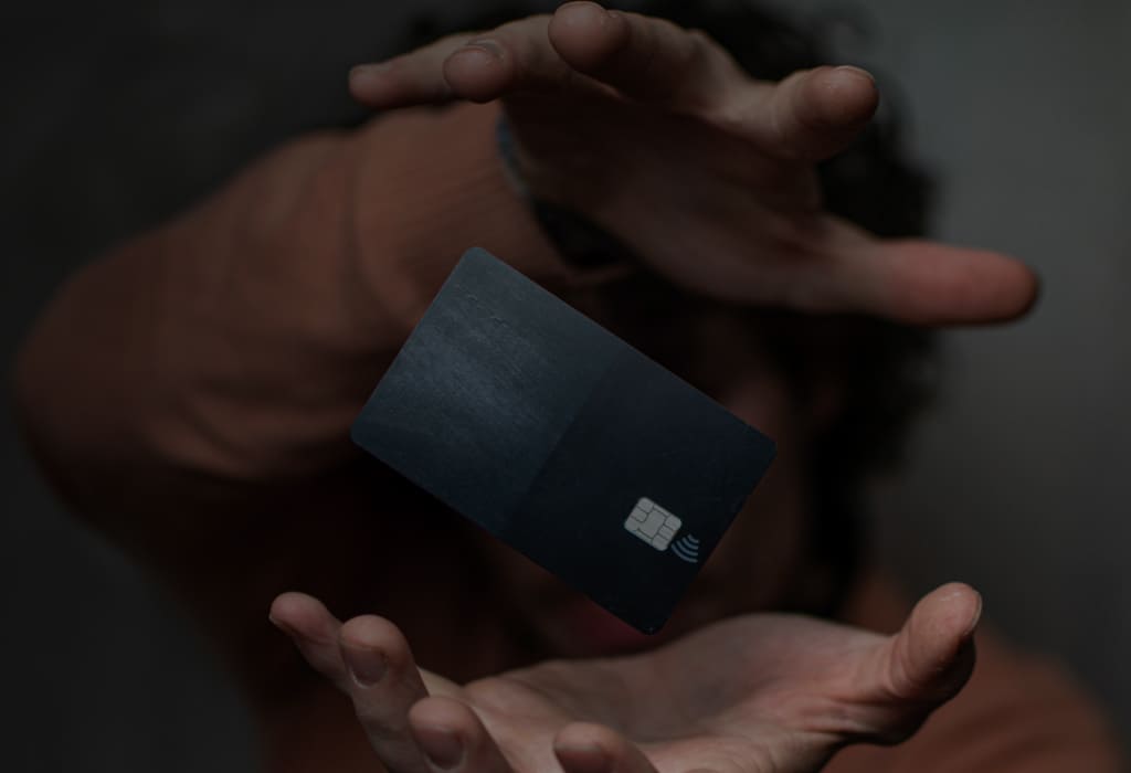 Чтобы получить доступ к своим деньгам, не обязательно идти в банк: решить вопрос с блокировкой можно в дистанционном режиме.