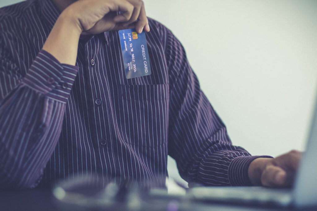 Если банк заблокировал пластик по решению суда, решить вопрос дистанционно не получится.