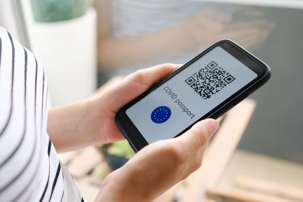 Альт: как снять наличные по QR коду