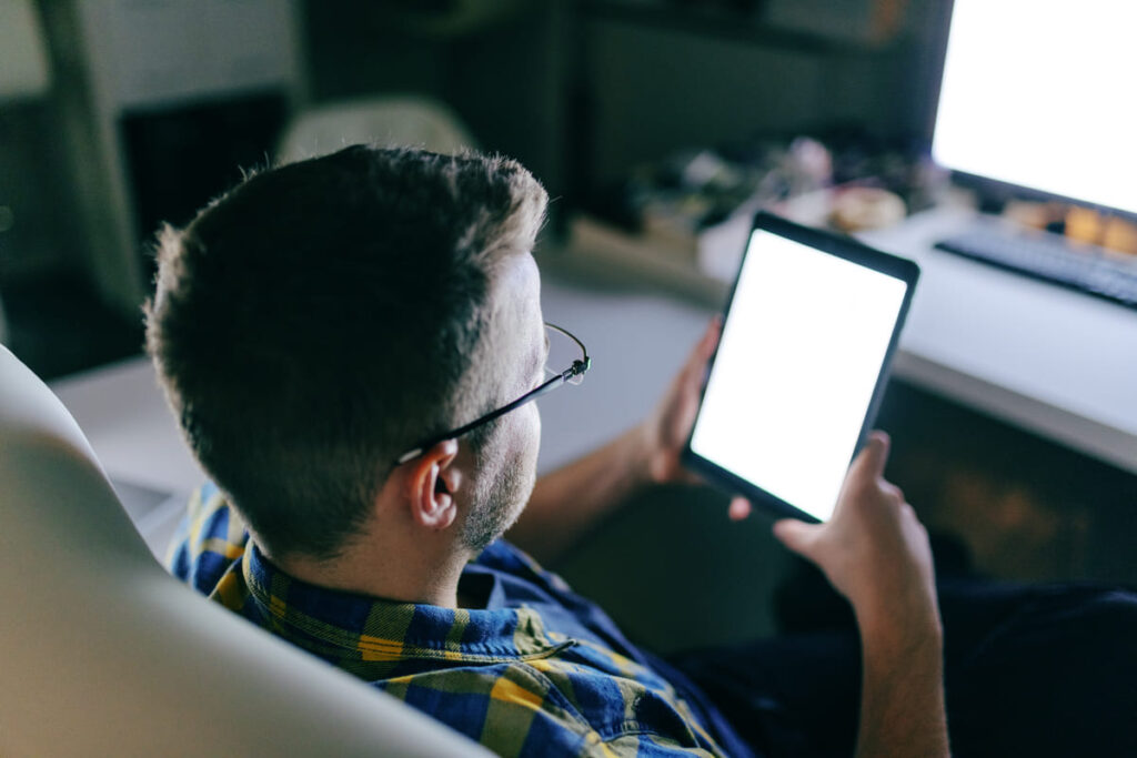 мужчина устанавливает приложение Уралсиб банк себе на Андроид