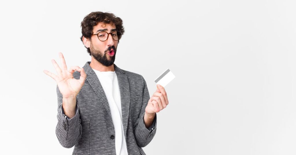 При изменении ПИН-кода банковской карты нужно помнить о мерах безопасности.