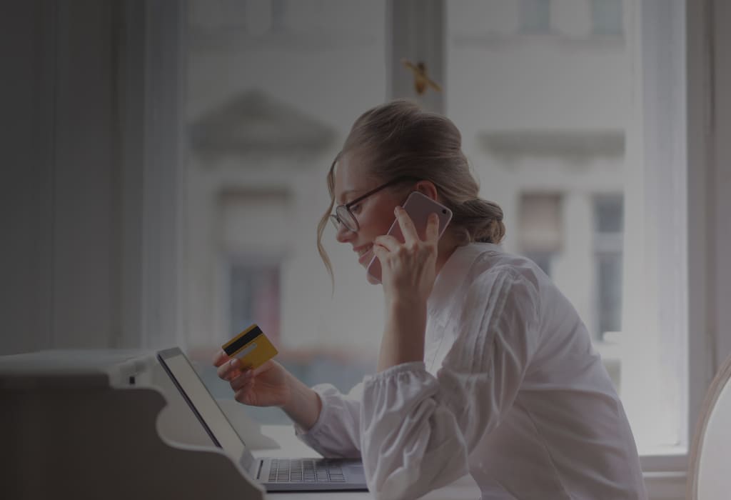 Женщина звонит на горячую линию Фора-Банка