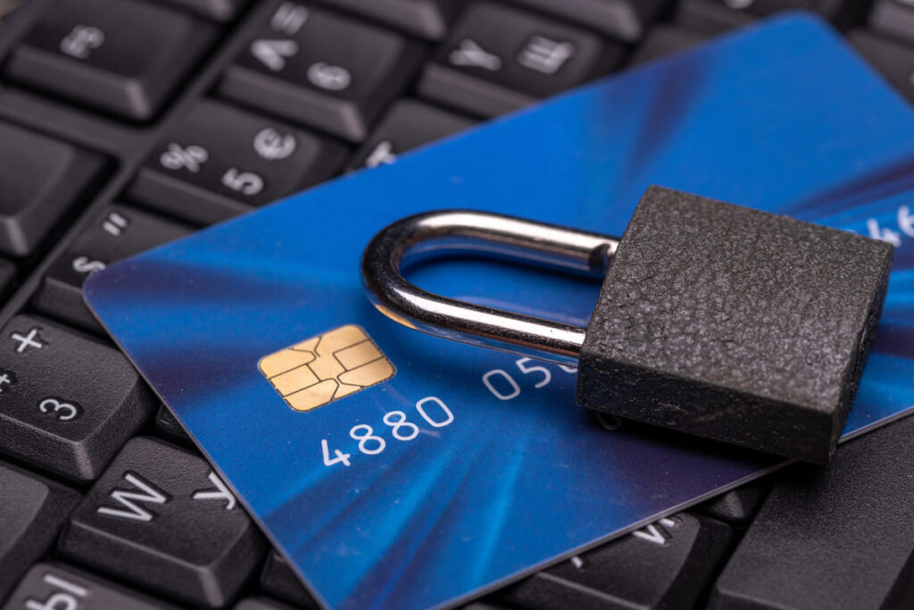 Банковская карта с замком – символ защиты от мошенников и несанкционированных списаний