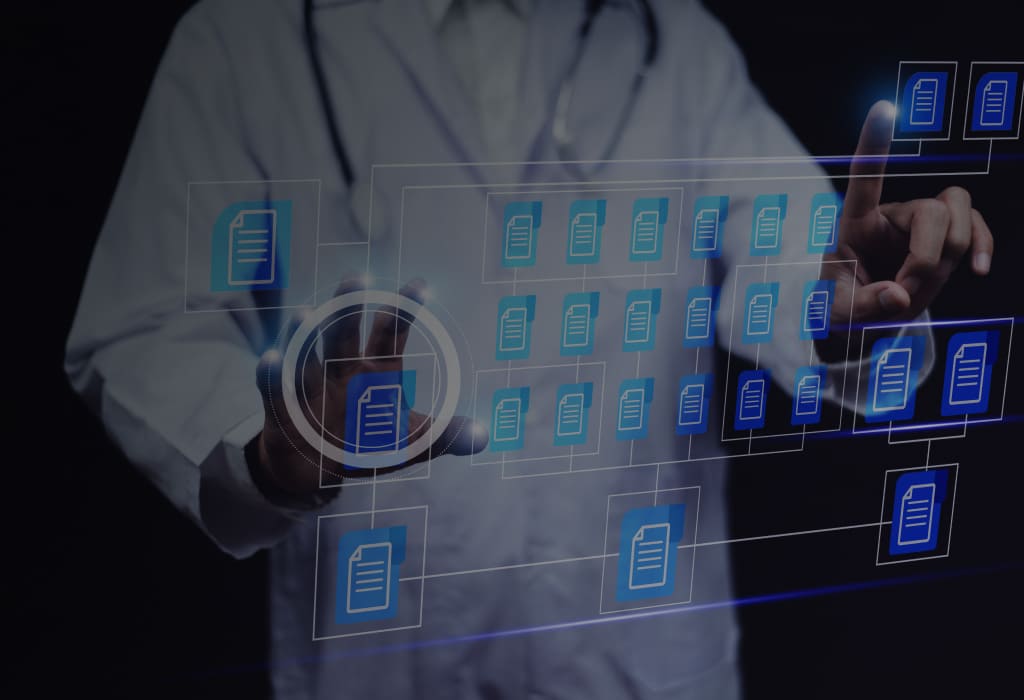 человек в халате пользуется голографическим интерфейсом