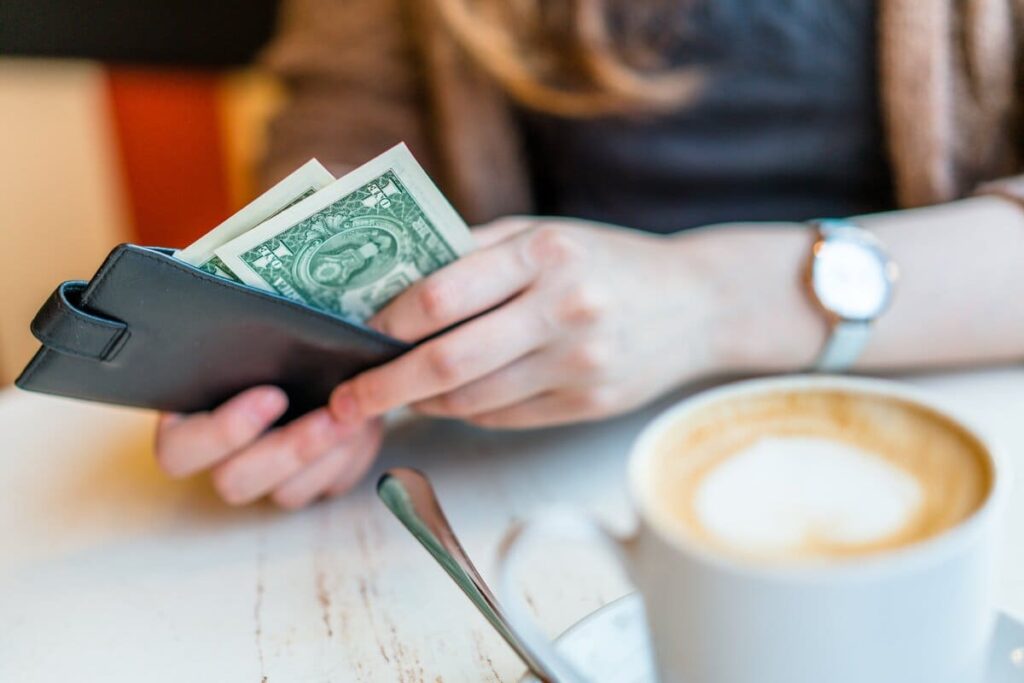 девушка достаёт из кошелька купюры