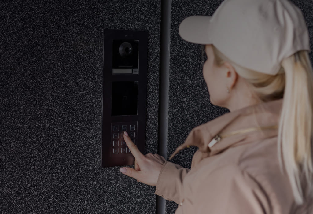 девушка использует домофон