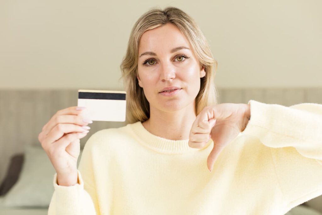 Главные недостатки касаются меньшей универсальности банковского продукта, чем у конкурентов.