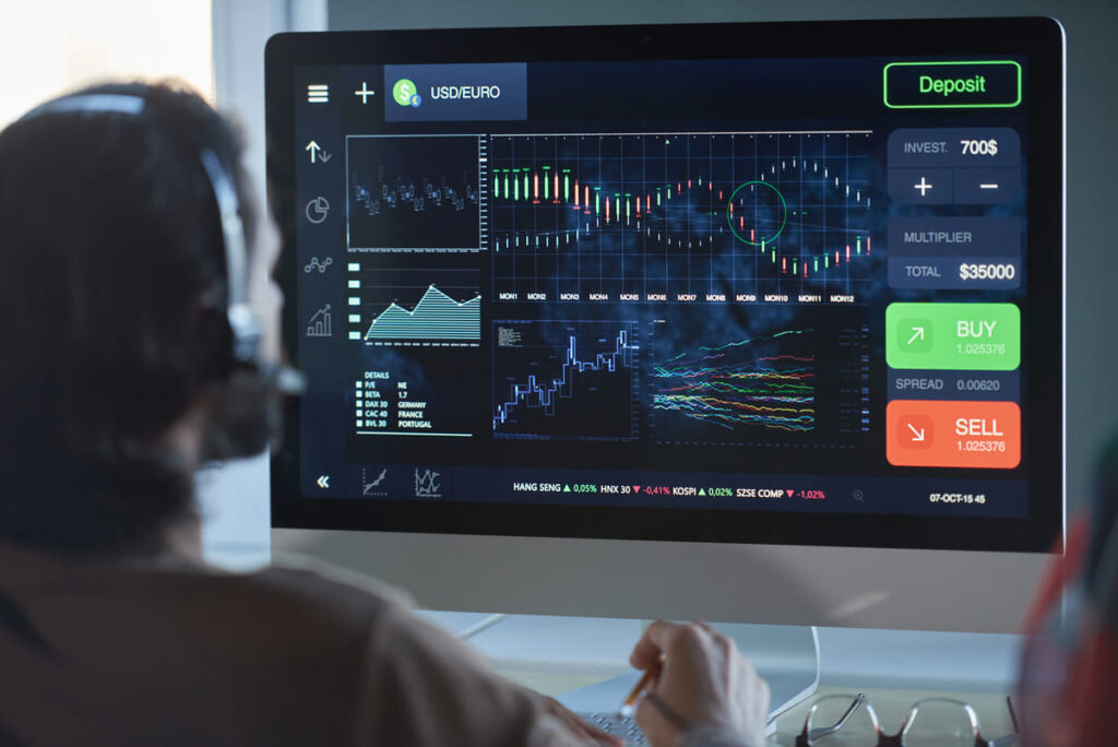 на мониторе изображены графики валютных пар